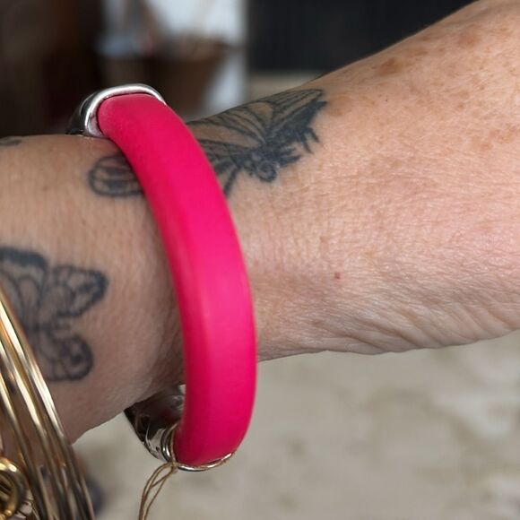 New! Handcrafted Leather Cuff Style Bracelet - Picture 2 of 9